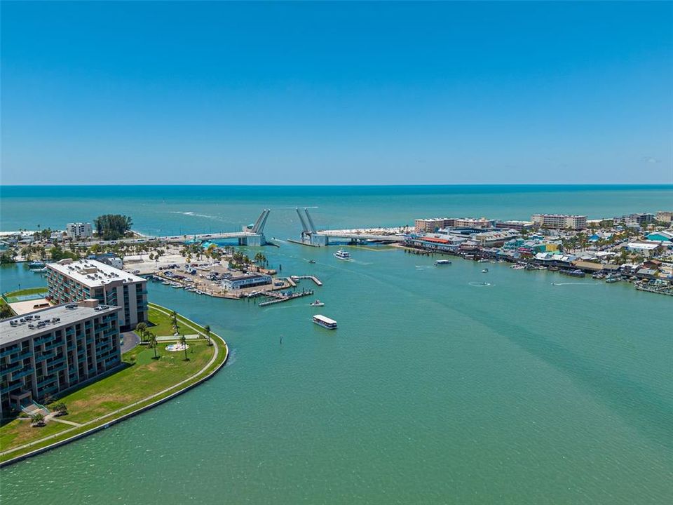 For Sale: $239,999 (1 beds, 1 baths, 563 Square Feet)