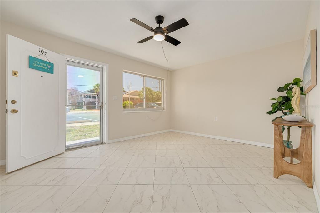 For Sale: $239,999 (1 beds, 1 baths, 563 Square Feet)