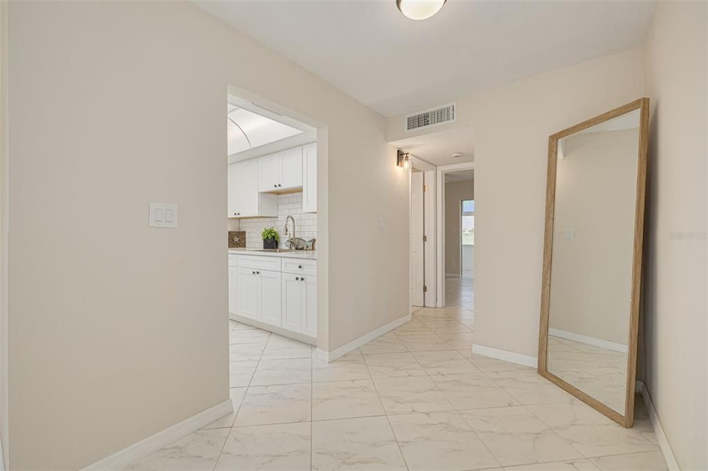 For Sale: $239,999 (1 beds, 1 baths, 563 Square Feet)