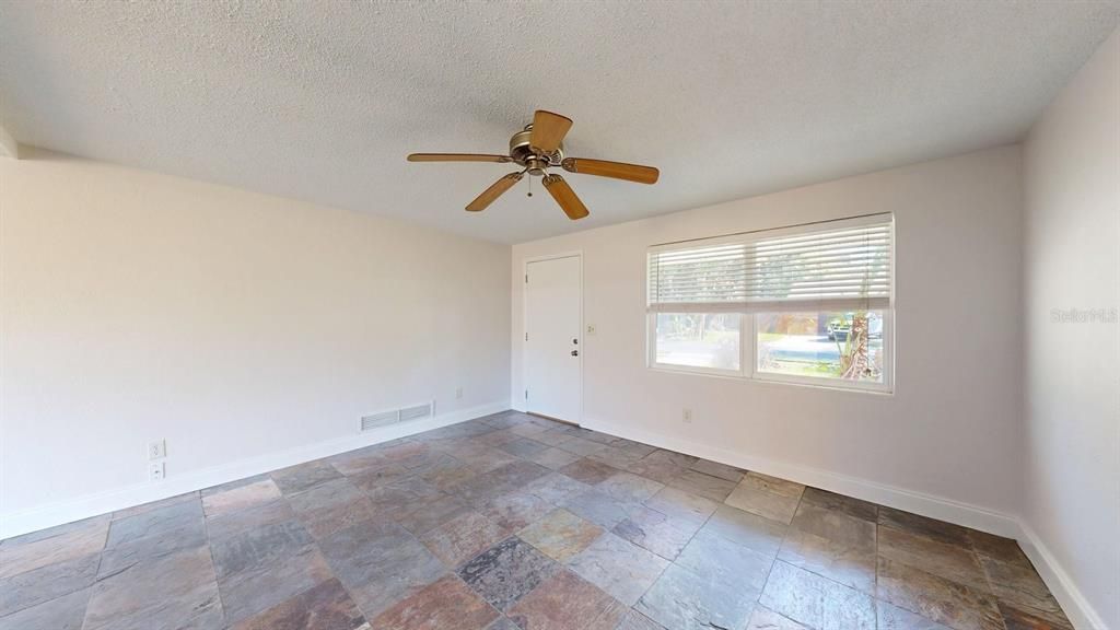 Activo con contrato: $239,000 (3 camas, 1 baños, 960 Pies cuadrados)