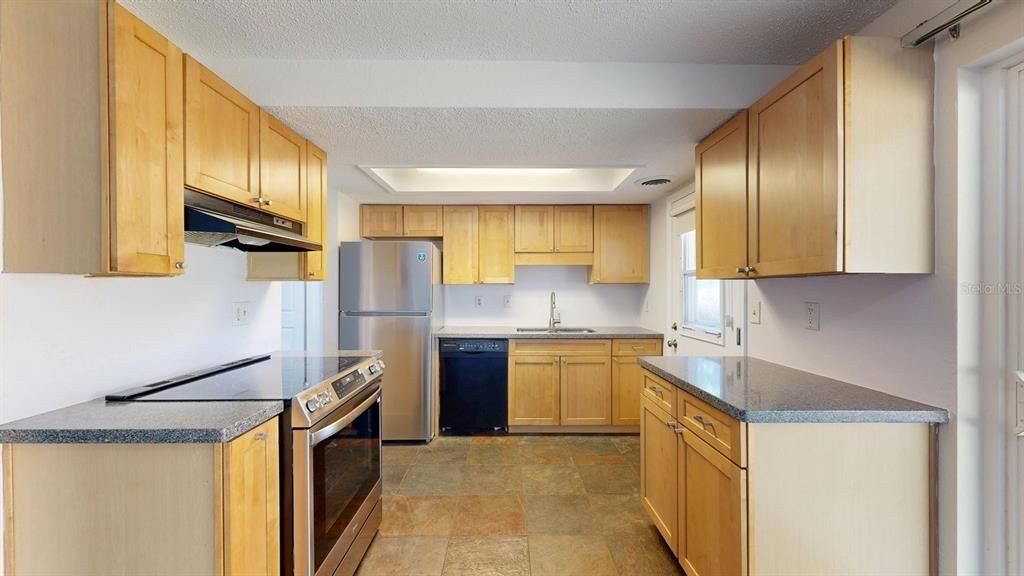 Activo con contrato: $239,000 (3 camas, 1 baños, 960 Pies cuadrados)