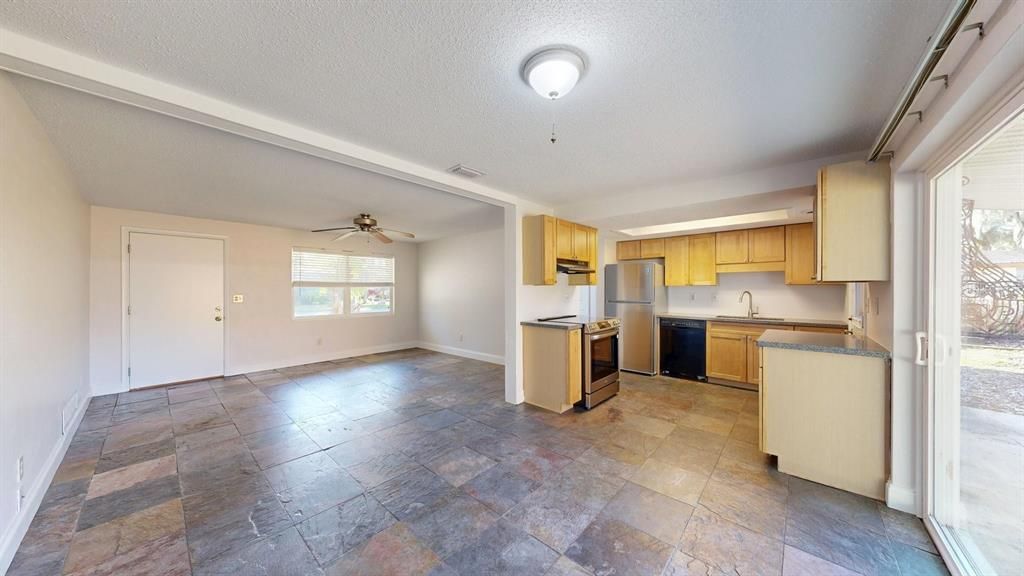 Activo con contrato: $239,000 (3 camas, 1 baños, 960 Pies cuadrados)