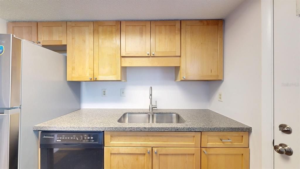 Activo con contrato: $239,000 (3 camas, 1 baños, 960 Pies cuadrados)