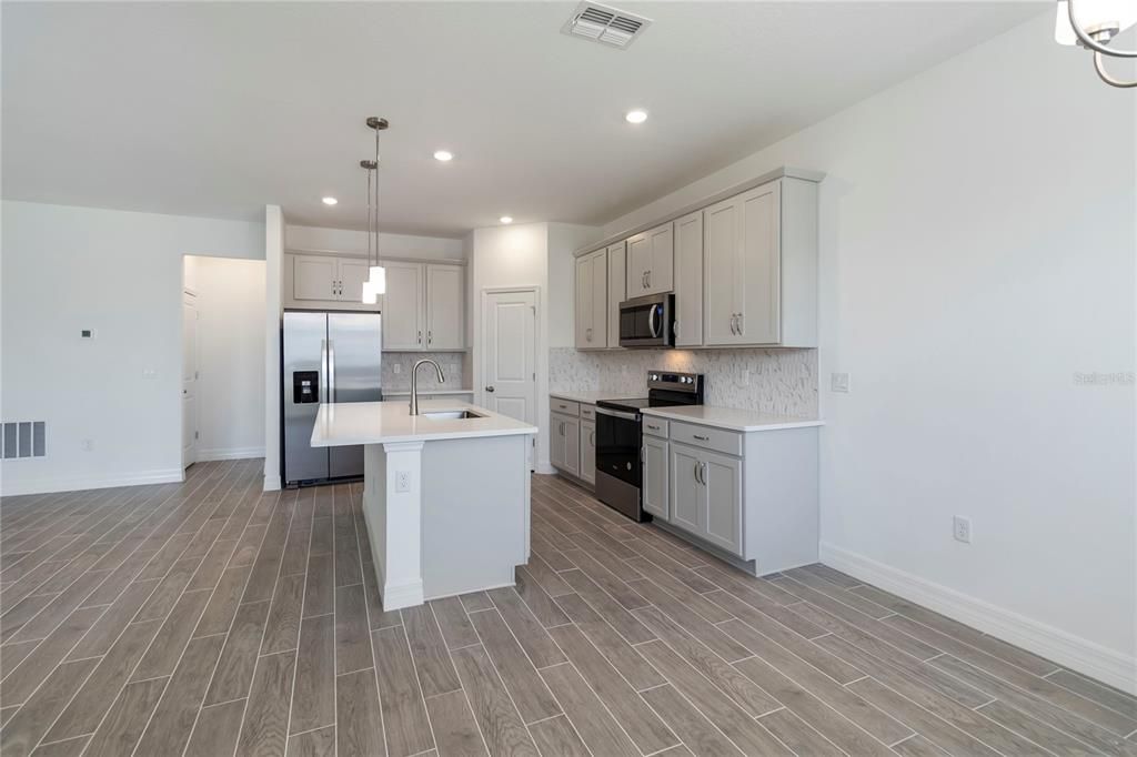 For Rent: $2,295 (4 beds, 2 baths, 1758 Square Feet)