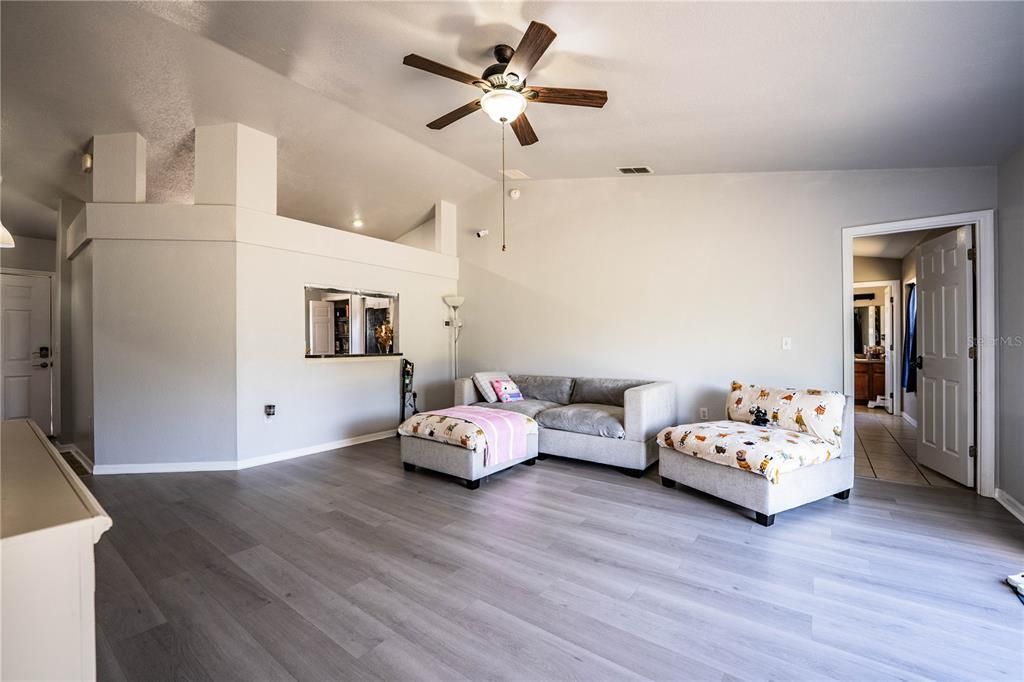 Activo con contrato: $275,000 (3 camas, 2 baños, 1252 Pies cuadrados)