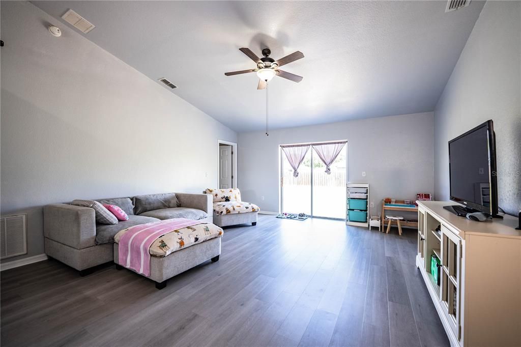 Activo con contrato: $275,000 (3 camas, 2 baños, 1252 Pies cuadrados)