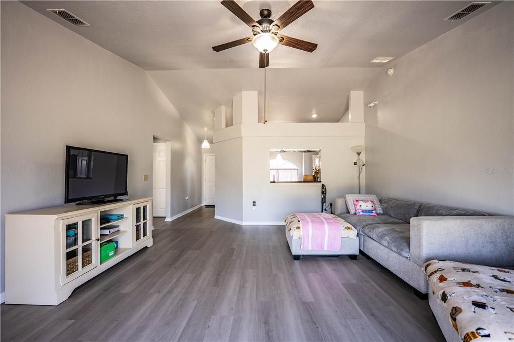 Activo con contrato: $275,000 (3 camas, 2 baños, 1252 Pies cuadrados)