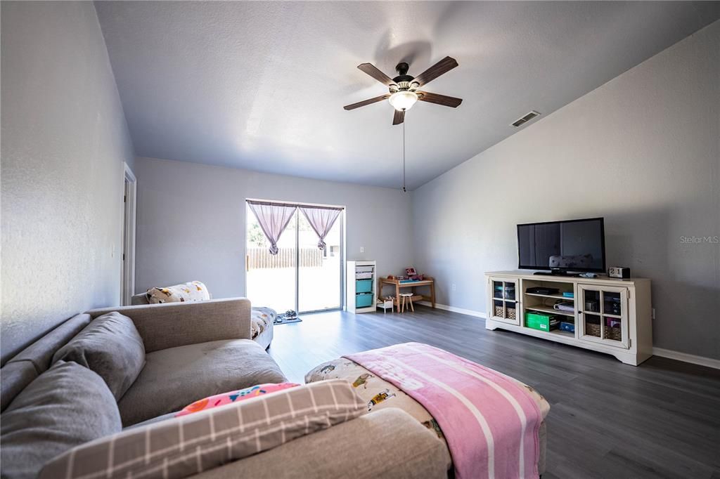Activo con contrato: $275,000 (3 camas, 2 baños, 1252 Pies cuadrados)