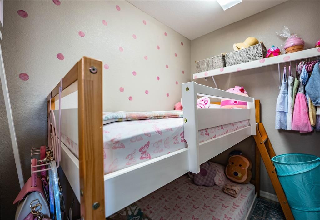 Activo con contrato: $275,000 (3 camas, 2 baños, 1252 Pies cuadrados)