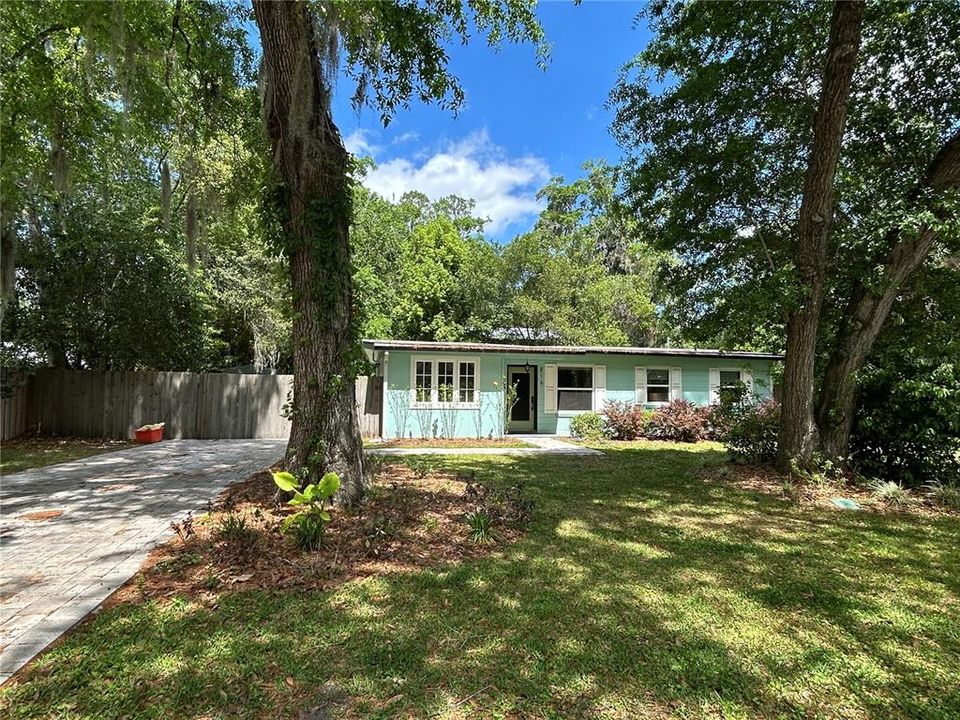 Active With Contract: $2,250 (3 beds, 2 baths, 1161 Square Feet)