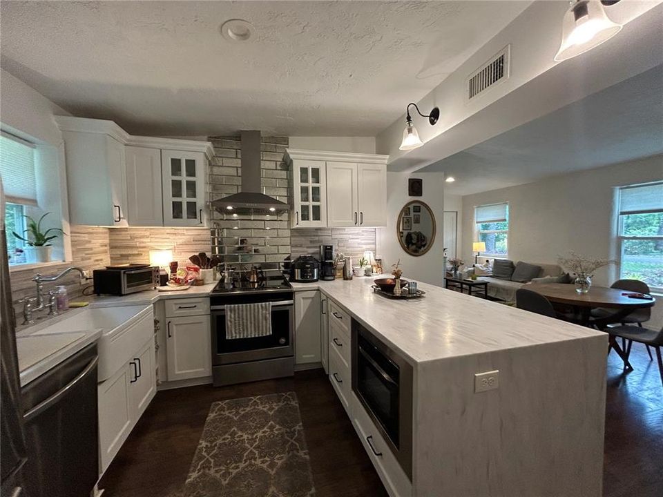 Active With Contract: $2,250 (3 beds, 2 baths, 1161 Square Feet)