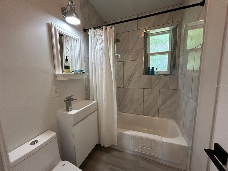 Active With Contract: $2,250 (3 beds, 2 baths, 1161 Square Feet)