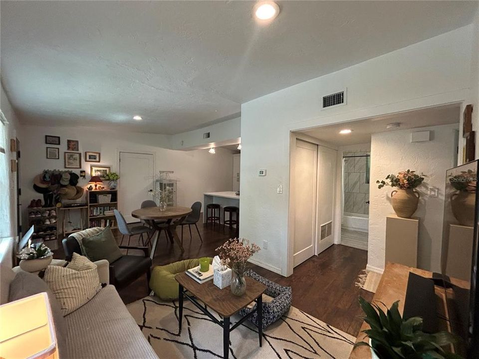 Active With Contract: $2,250 (3 beds, 2 baths, 1161 Square Feet)