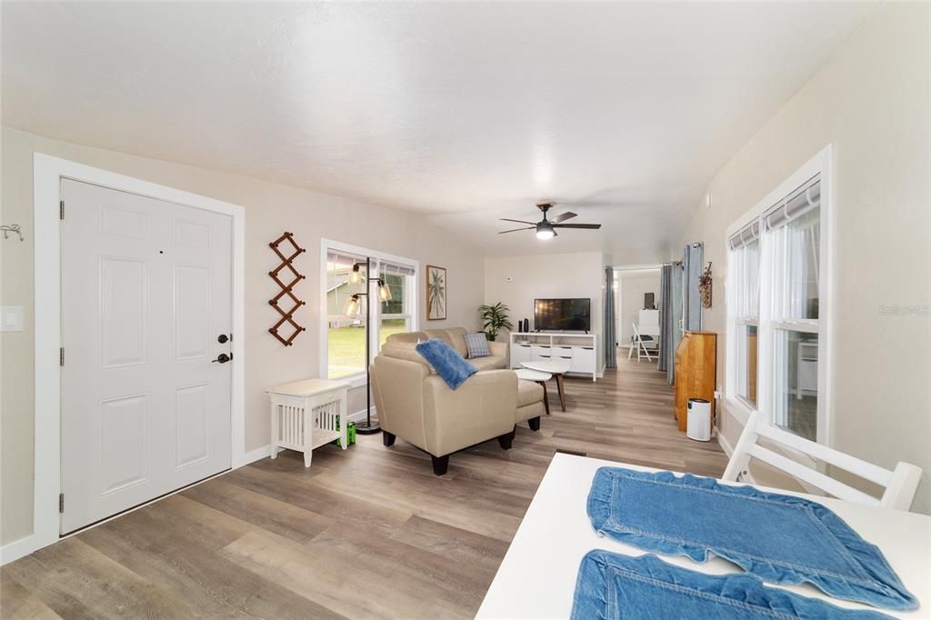 For Sale: $164,900 (1 beds, 1 baths, 672 Square Feet)