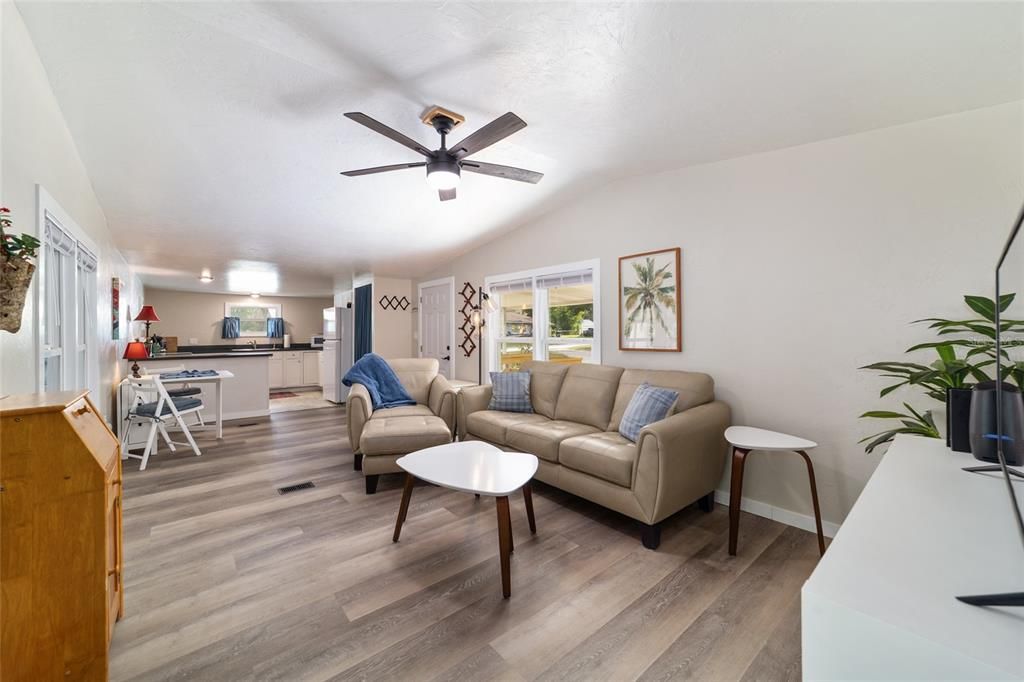 For Sale: $164,900 (1 beds, 1 baths, 672 Square Feet)