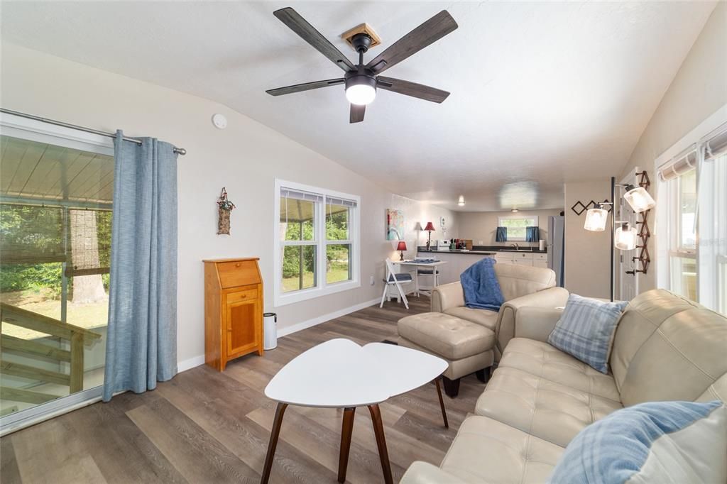 For Sale: $164,900 (1 beds, 1 baths, 672 Square Feet)