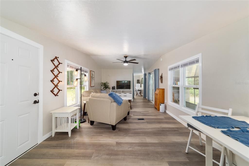 For Sale: $164,900 (1 beds, 1 baths, 672 Square Feet)