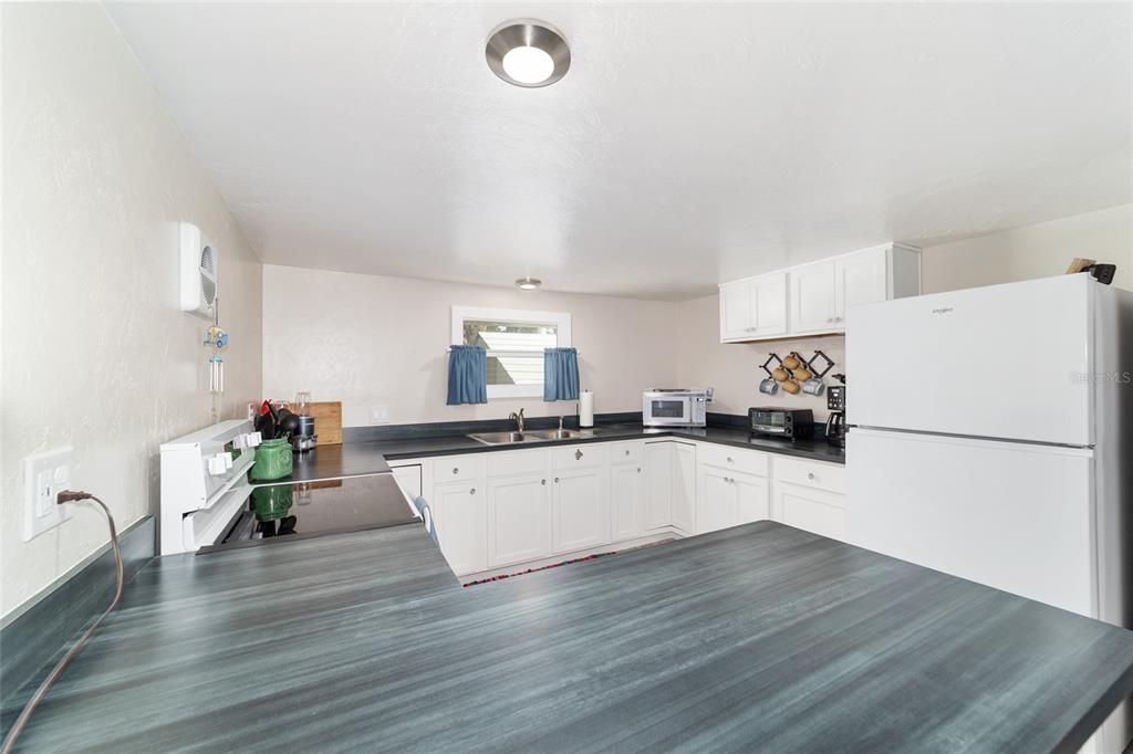 For Sale: $164,900 (1 beds, 1 baths, 672 Square Feet)