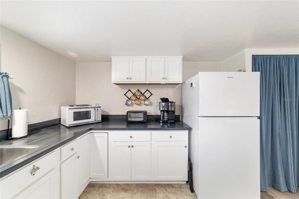For Sale: $164,900 (1 beds, 1 baths, 672 Square Feet)