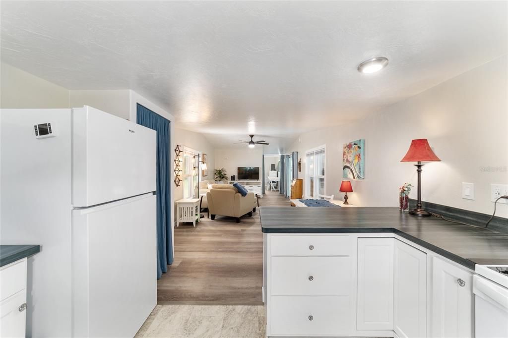 For Sale: $164,900 (1 beds, 1 baths, 672 Square Feet)