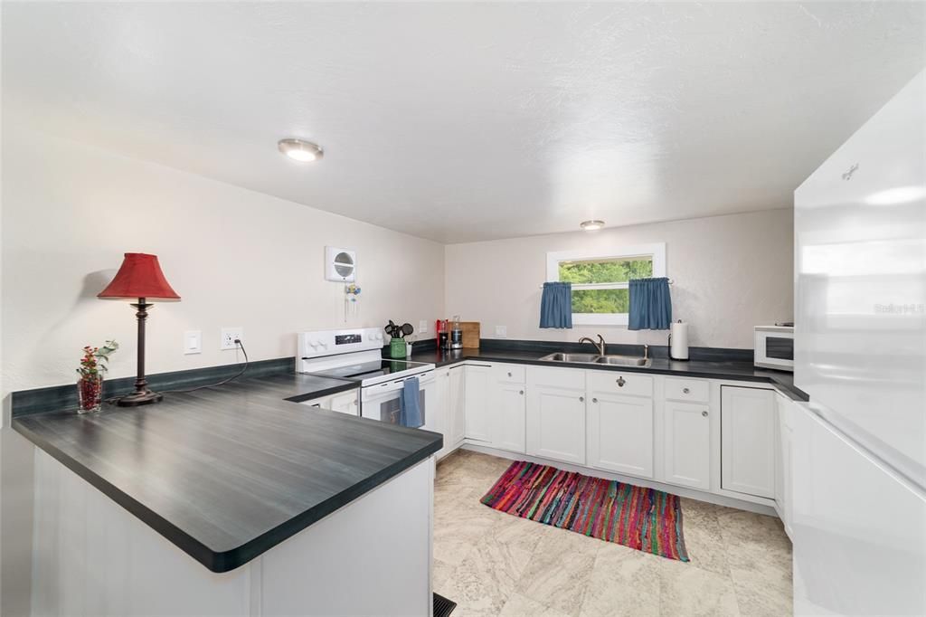 For Sale: $164,900 (1 beds, 1 baths, 672 Square Feet)