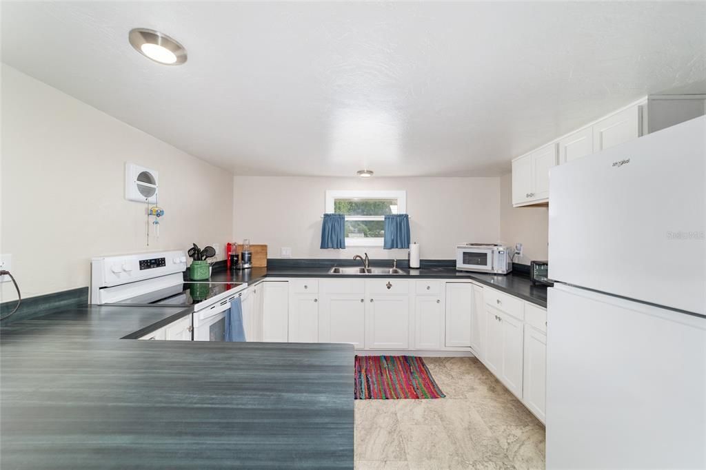 For Sale: $164,900 (1 beds, 1 baths, 672 Square Feet)