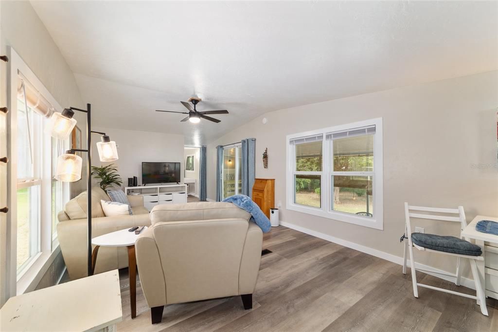 For Sale: $164,900 (1 beds, 1 baths, 672 Square Feet)