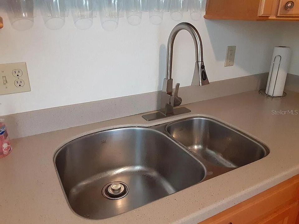 For Sale: $95,900 (1 beds, 1 baths, 750 Square Feet)