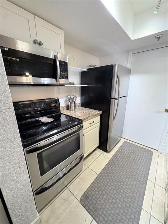 For Rent: $2,100 (2 beds, 2 baths, 1016 Square Feet)
