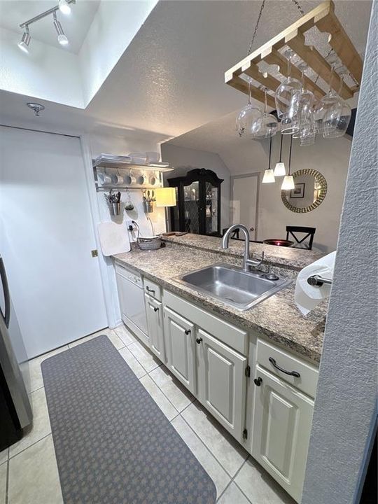 For Rent: $2,100 (2 beds, 2 baths, 1016 Square Feet)