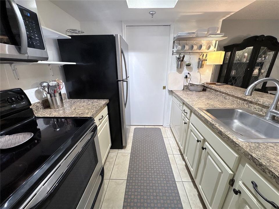 For Rent: $2,100 (2 beds, 2 baths, 1016 Square Feet)