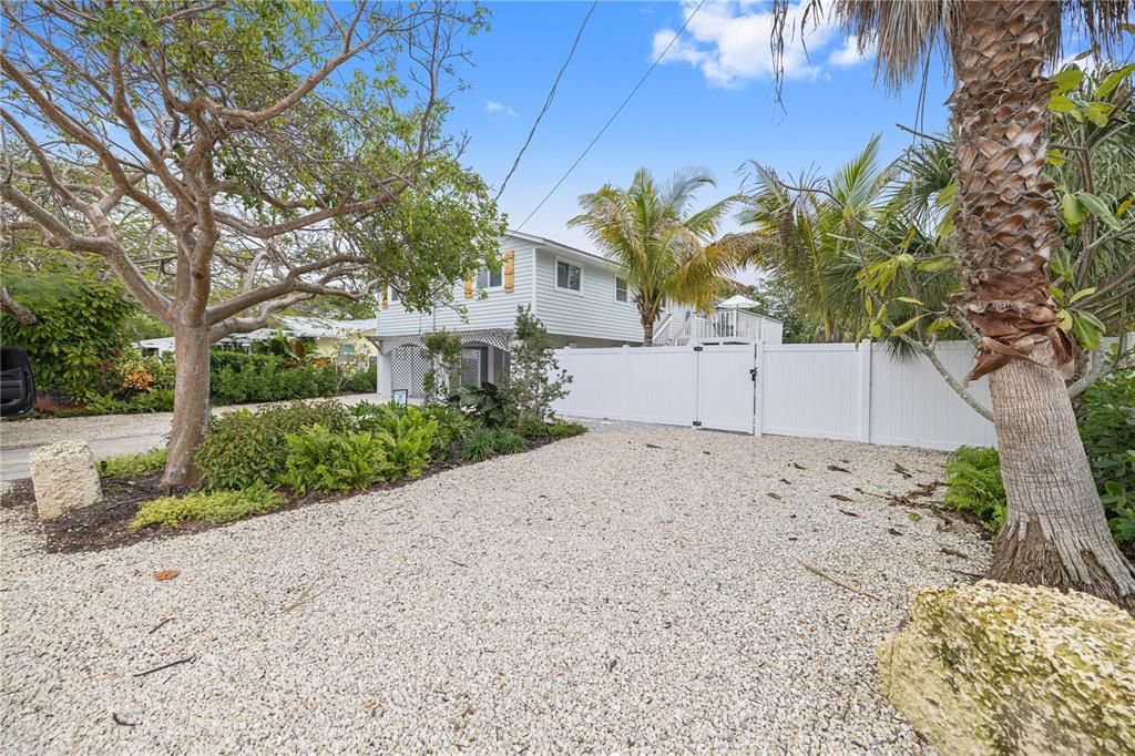 For Sale: $1,945,000 (3 beds, 2 baths, 1458 Square Feet)