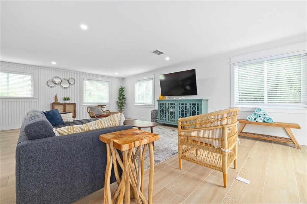 For Sale: $1,945,000 (3 beds, 2 baths, 1458 Square Feet)