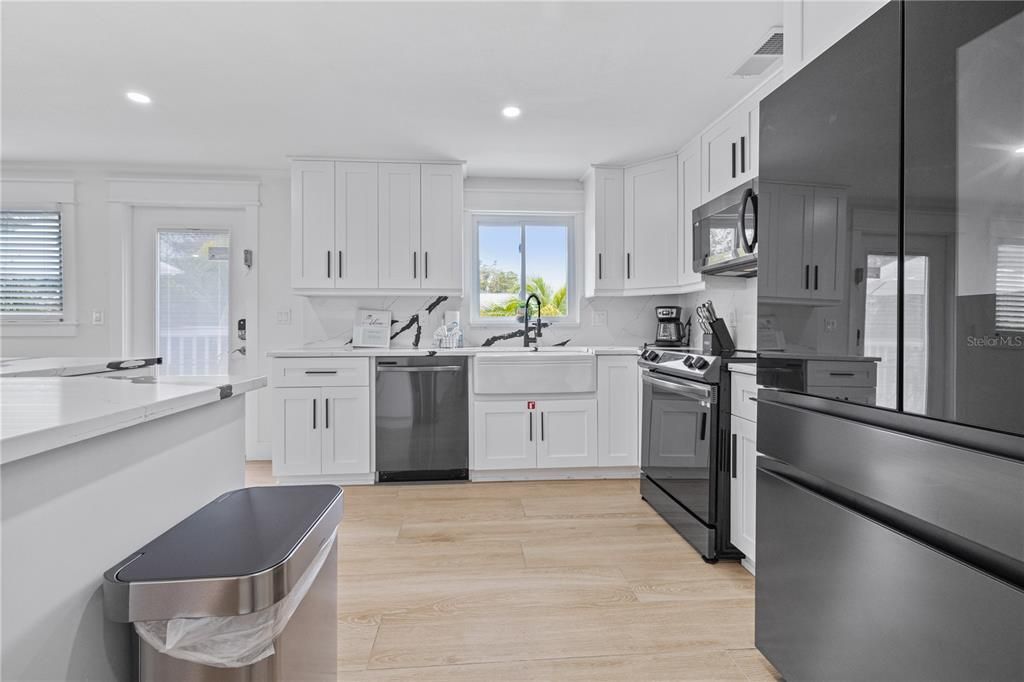 For Sale: $1,945,000 (3 beds, 2 baths, 1458 Square Feet)