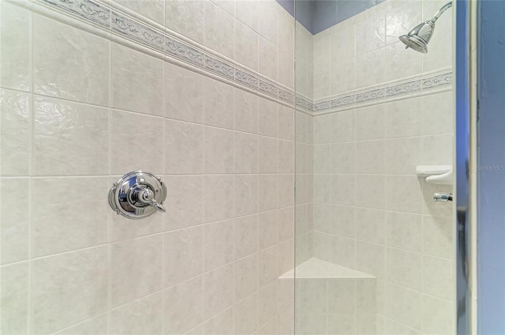 Activo con contrato: $1,229,900 (4 camas, 3 baños, 3005 Pies cuadrados)