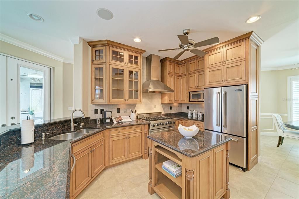 Activo con contrato: $1,229,900 (4 camas, 3 baños, 3005 Pies cuadrados)