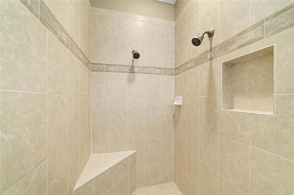 Activo con contrato: $1,229,900 (4 camas, 3 baños, 3005 Pies cuadrados)