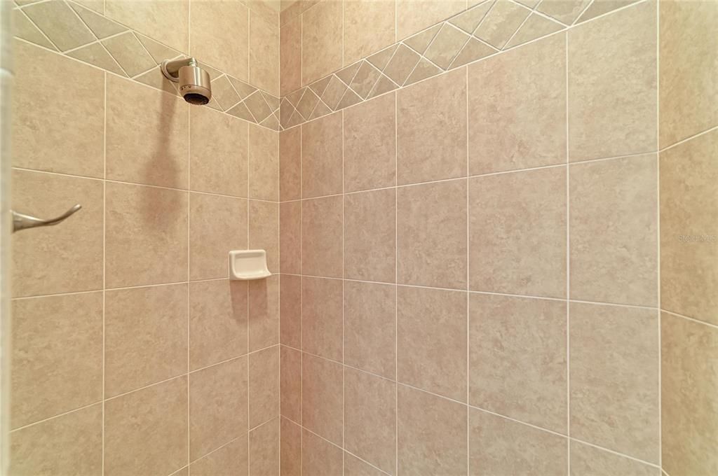 Activo con contrato: $1,229,900 (4 camas, 3 baños, 3005 Pies cuadrados)