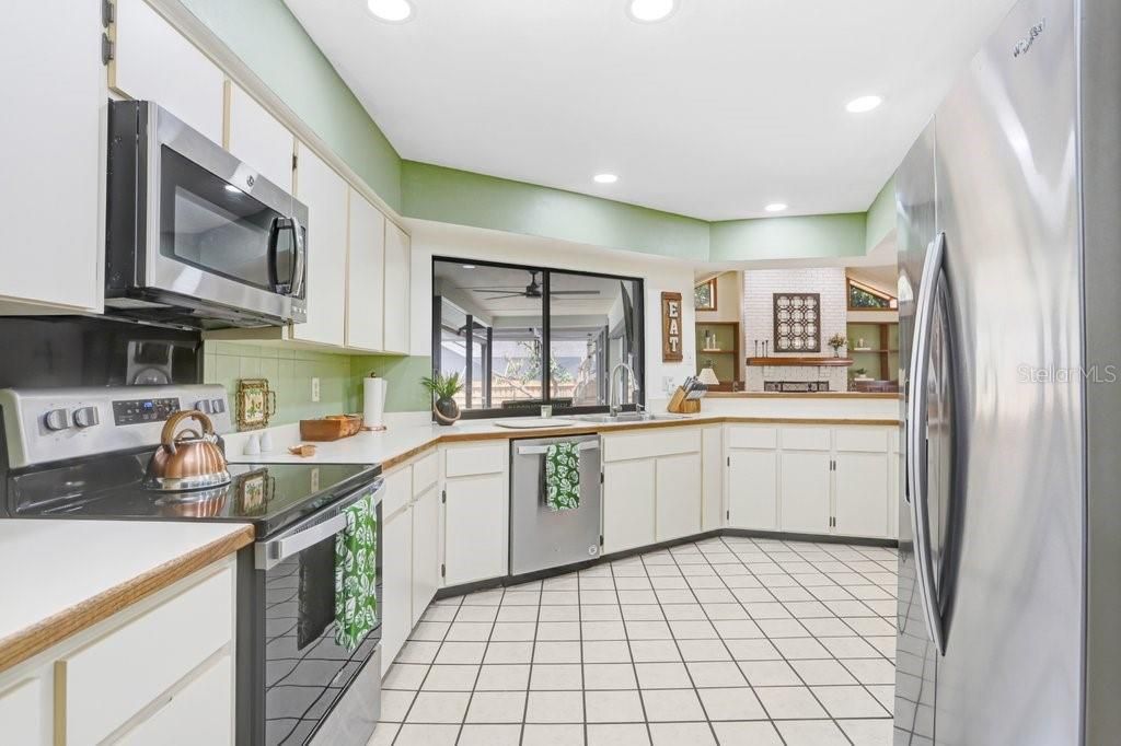 For Sale: $550,000 (4 beds, 3 baths, 2817 Square Feet)