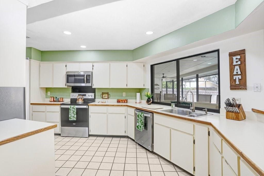 For Sale: $550,000 (4 beds, 3 baths, 2817 Square Feet)