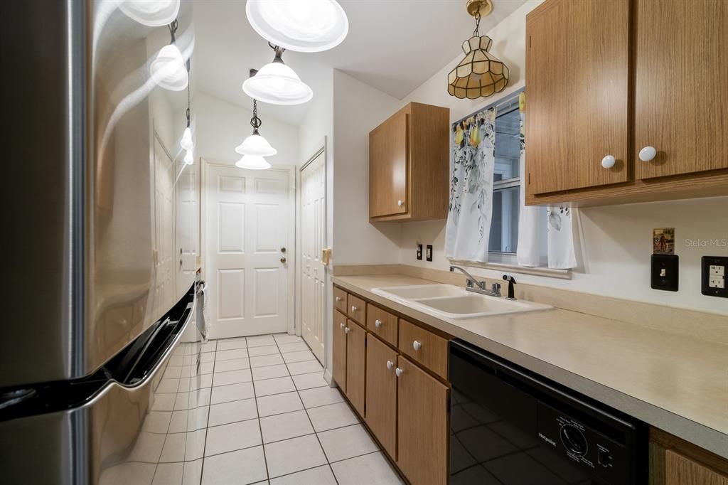 For Sale: $345,000 (3 beds, 3 baths, 1902 Square Feet)
