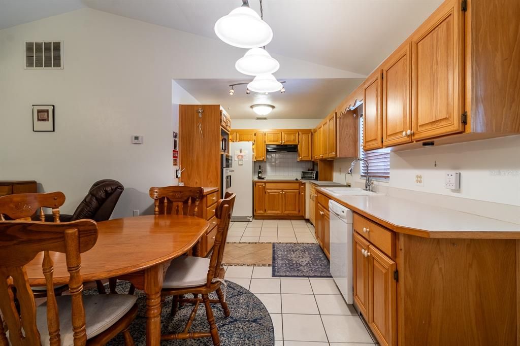 For Sale: $345,000 (3 beds, 3 baths, 1902 Square Feet)