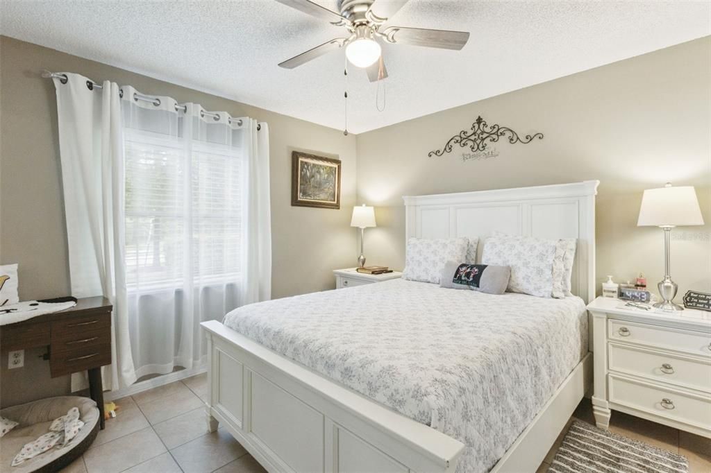 For Sale: $199,800 (2 beds, 2 baths, 918 Square Feet)
