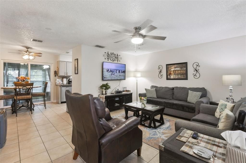 For Sale: $199,800 (2 beds, 2 baths, 918 Square Feet)
