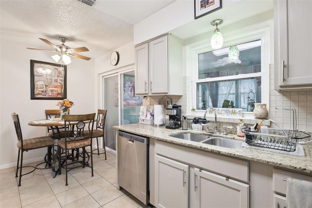 For Sale: $199,800 (2 beds, 2 baths, 918 Square Feet)