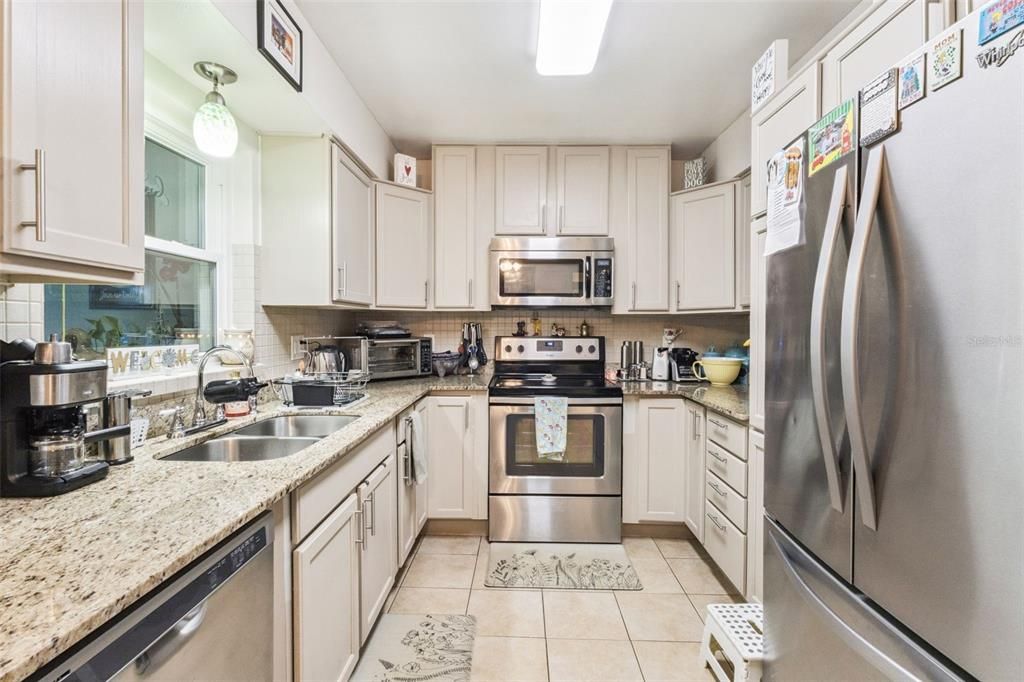 For Sale: $199,800 (2 beds, 2 baths, 918 Square Feet)