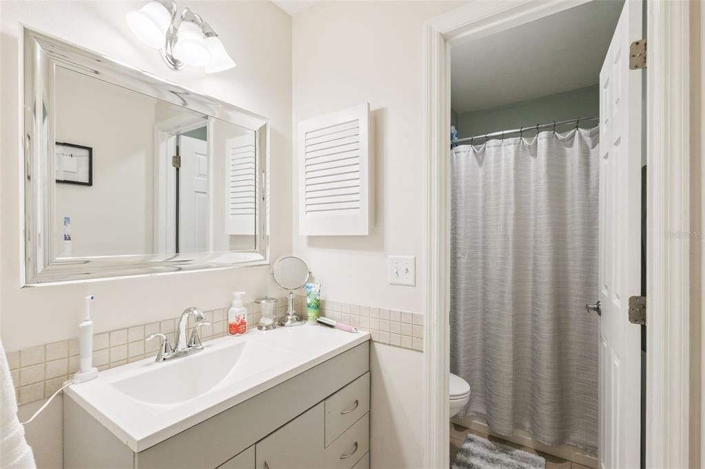 For Sale: $199,800 (2 beds, 2 baths, 918 Square Feet)