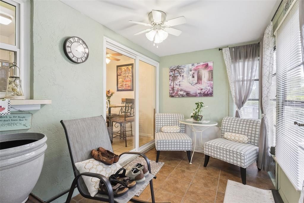 For Sale: $199,800 (2 beds, 2 baths, 918 Square Feet)