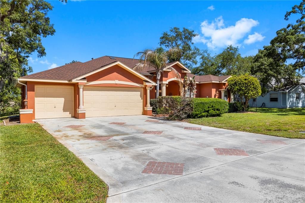 Active With Contract: $500,000 (4 beds, 3 baths, 2516 Square Feet)