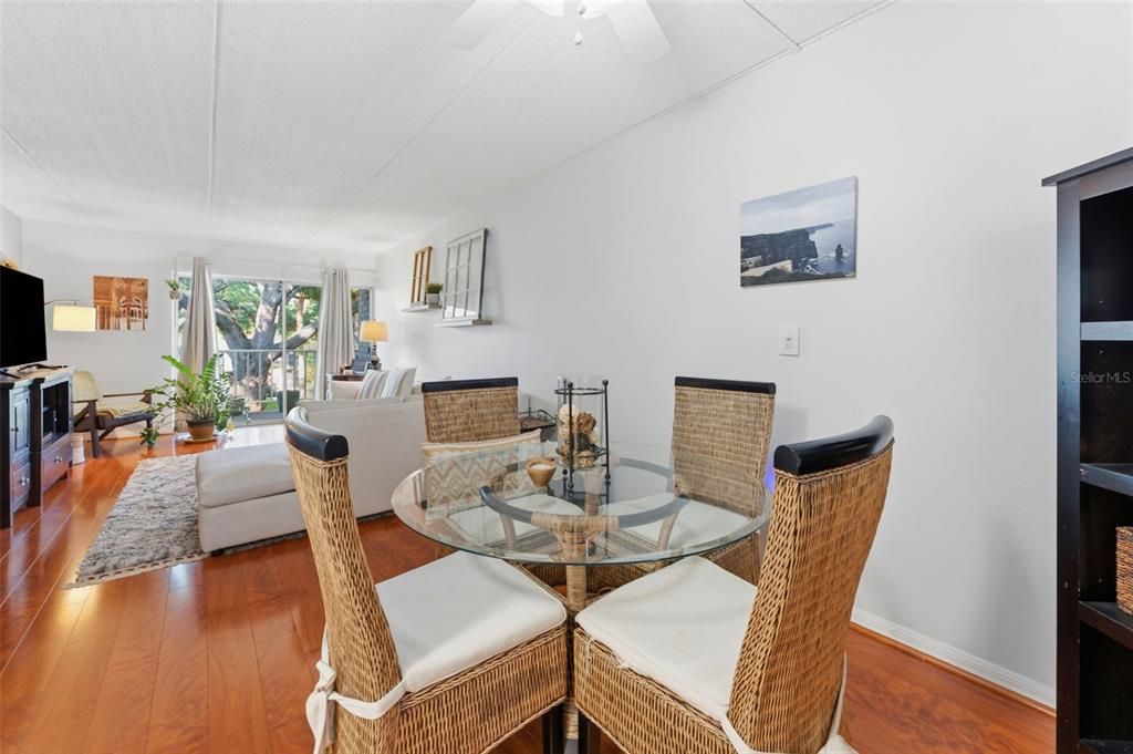 Под контрактом: $350,000 (2 спален, 2 ванн, 936 Квадратных фут)